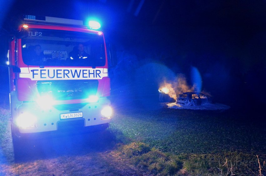 PKW Brand im Feld von Rodenkirchen P13.JPG